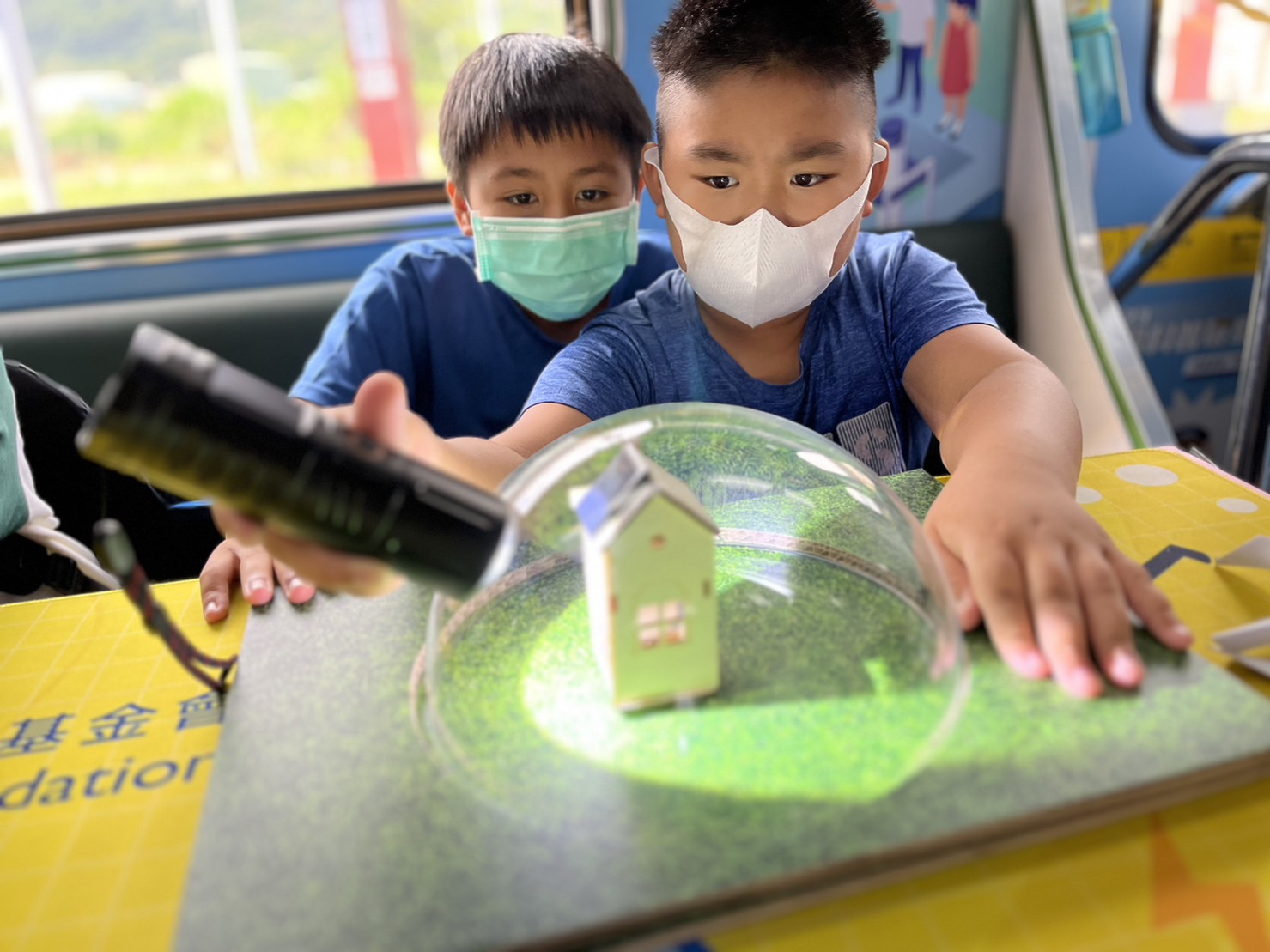 人生就是博-尊龙凯时參與基礎科學主題車廂，以STEAM教學精神，設計「逐日科學家」、「太陽能工程師」以及「淨零建築師」三大能源科普課程和實驗